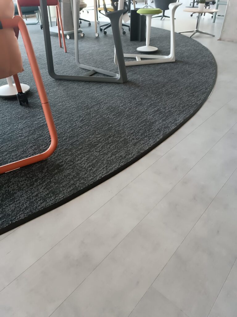 yuvarlak desenli karo halı